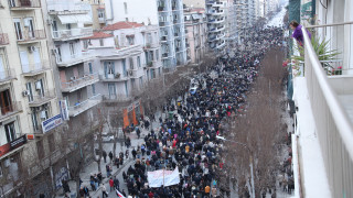 Τέμπη: Λαοθάλασσα για τα 57 θύματα στη Θεσσαλονίκη - «Το έγκλημα να μην συγκαλυφθεί»