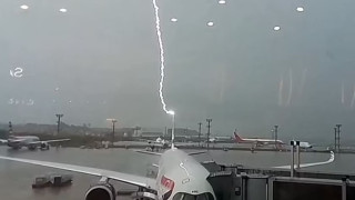 Συγκλονιστική στιγμή: Κεραυνός χτύπησε αεροπλάνο της British Airways!