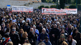 ΕΡΤ: Χωρισμένη στα δύο μετά τις ογκώδεις διαδηλώσεις για τα Τέμπη