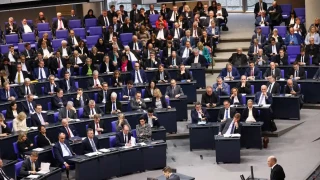 Ημίγυμνη διαδηλώτρια βαμμένη Χίτλερ διαδήλωσε κατά της γερμανικής ακροδεξιάς στο Κίεβο