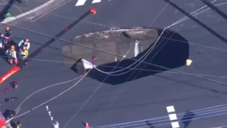 Άνοιξε η γη και κατάπιε φορτηγό!