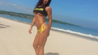 «Το Bachelor της Ίνας στο Μπαλί» γυμνή, υγρή, ξαπλωμένη και θανατηφόρα