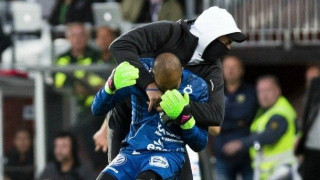 ΣΟΚ: Οπαδός επιτέθηκε σε τερματοφύλακα στη Σουηδία