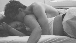 Ζευγάρι σταμάτησε στη μέση του δρόμου και έκανε άγριο σεξ (pics,vid)