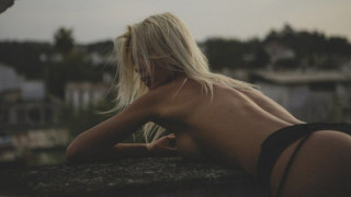 Δείτε ποια γνωστή Ελληνίδα τα πέταξε στο κέντρο της Αθήνας! (pics)