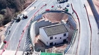 Απίστευτο: Κινέζος ζει στη μέση αυτοκινητόδρομου