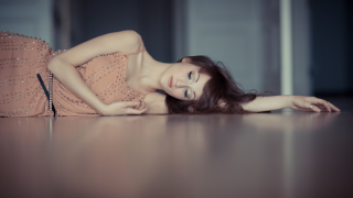 Floor Time: Ποιο είναι το νέο trend που σας ρίχνει... στα πατώματα