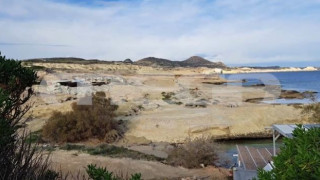 Μήλος: Μπλόκο στις εργασίες για ανέγερση ξενοδοχείου στο Σαρακήνικο