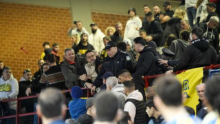 Λαύριο-Μαρούσι: Επεισόδια οπαδών, διακοπή και εκκένωση γηπέδου (vid)