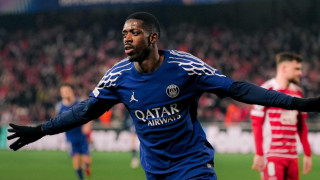 Το βραβείο του «Κορυφαίου Παίκτη της Χρονιάς» στα χέρια του Ντεμπελέ