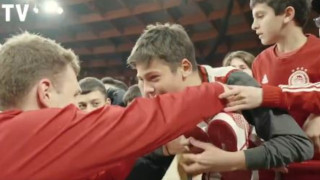 Πανέμορφη στιγμή στο ΣΕΦ: Το δώρο του Βεζένκοφ σε μικρό φίλο του Ολυμπιακού