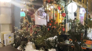 Με σημαίες ΠΑΟΚ υποδέχονται τα μαγαζιά στην παλιά πόλη τους ΠΑΟΚτσήδες (vid)