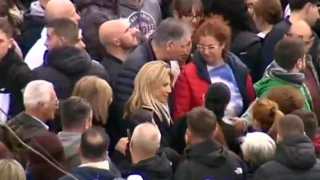 Καρυστιανού: Υποδοχή με θερμό χειροκρότημα στο Σύνταγμα