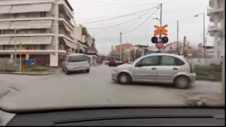 Λάρισα: Οδηγοί περνούν με ζιγκ-ζαγκ σιδηροδρομική διάβαση!