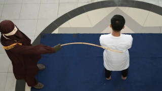 Ινδονησία: Μαστίγωσαν δυο άνδρες που είχαν σεξουαλικές επαφές!