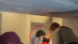 Επιβάτης προσπάθησε να ανοίξει την έξοδο κινδύνου εν πτήσει