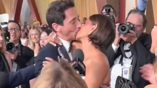 Όσκαρ 2025: «Σάρωσε» το Anora - Το παθιασμένο φιλί 22 χρόνια μετά