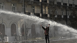 Τέμπη-Το κορίτσι μπροστά από την «αύρα»: «Αυτή η κοπέλα είναι η αντίσταση στη συγκάλυψη»