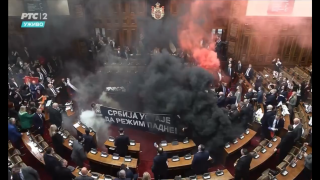 Σερβία: Αλαλούμ στη Βουλή μετά τη ρίψη... δακρυγόνων-Με εγκεφαλικό βουλευτής