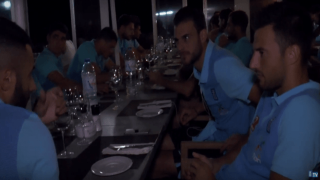 Δείπνο δίπλα στη θάλασσα για τον Σκίμπε και τους παίκτες του (video)