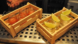 ΣΟΚ: Γυναίκα κάνει στοματικό έρωτα σε μπάρμαν για ένα σφηνάκι (video)