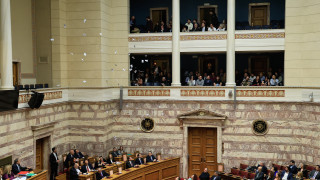 Άγνωστοι μπήκαν μέσα στη Βουλή και διέκοψαν την ομιλία του Κυριάκου Μητσοτάκη