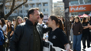 Λάρισα: Στο συλλαλητήριο ο Νίκος Πλακιάς-Αγκάλιασε μαθήτρια που διαδήλωνε για τα Τέμπη