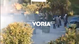 Βόλος: Χημικά και συγκρούσεις αστυνομικών-οπαδών «έπνιξαν» παιδιά σε κολυμβητήριο