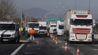 Θεσσαλονίκη: Σύγκρουση φορτηγών έξω από τα Λαγυνά - Ανατράπηκε το ένα