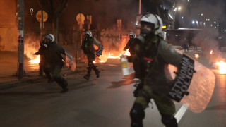 Θεσσαλονίκη: Μπαράζ επεισοδίων μεταξύ ΜΑΤ και κουκουλοφόρων-Τραυματίστηκε αστυνομικός