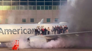 Περίμεναν όρθιοι στο φτερό για να φύγουν από αεροπλάνο!