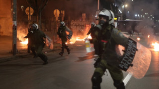 Θεσσαλονίκη: Η στιγμή που οι κουκουλοφόροι πετούν μολότοφ στο Μετρό