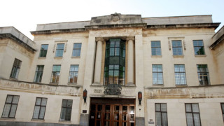 Αγγλία: Δικαστής ανάγκαζε γυναίκα να δουλεύει χωρίς να την πληρώνει!