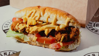 Κατάστημα στη Θεσσαλονίκη γιορτάζει και θα μοιράσει 100 δωρεάν σάντουιτς