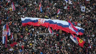 Σερβία: Αυλαία με πέτρες και κροτίδες στο μεγαλειώδες συλλαλητήριο στο Βελιγράδι