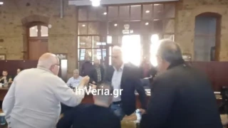 Βέροια-«Ρινγκ» το δημοτικό συμβούλιο: «Θα σου αστράψω μία!»-Δείτε τι συνέβη