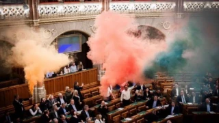 Ουγγαρία: Η κυβέρνηση απαγόρευσε με νόμο την παρέλαση Pride-Αντιδράσεις με καπνογόνα στη Βουλή!