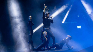 Σάκης Ρουβάς: Σκίστηκε το παντελόνι του στη σκηνή–«Να το βγάλω;»