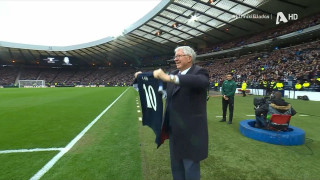 Σκωτία - Ελλάδα: Ο Φέργκιουσον ύψωσε φανέλα του Ντένις Λο