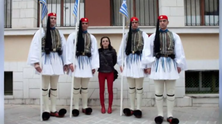 Δήμητρα Χατζηαδάμ: Ποια είναι η γυναίκα που απαθανατίζει τους Εύζωνες