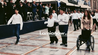 Δάκρυα συγκίνησης: Μαθητής ΑμεΑ σηκώθηκε από το αμαξίδιο και παρήλασε όρθιος! (vid)