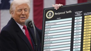 ΗΠΑ: Παγκόσμιο εμπορικό πόλεμο κήρυξε ο Τραμπ - Επέβαλε δασμούς στα πάντα και σε όλους