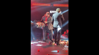 Απίθανος τύπος στα μπουζούκια: Έριχνε στον Αντύπα κασόνια με λουλούδια!