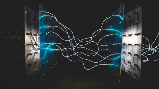 Γιατί μεταδίδουμε «ηλεκτρισμό»;