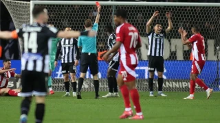 ΠΑΟΚ: Έμεινε με δέκα παίκτες λόγω αποβολής του Καμαρά