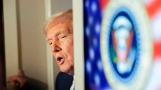 Τραμπ: Κατηγορείται για insider trading λίγο μετά το 90ήμερο «πάγωμα» των σαρωτικών δασμών