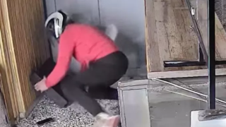 Ατζαμής ληστής έπεσε με την ταμειακή στα χέρια και έχασε το κινητό του!