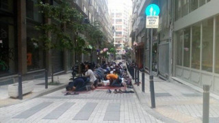 Πρόσφυγες προσευχήθηκαν σήμερα στο κέντρο της Θεσσαλονίκης (ΦΩΤΟ)