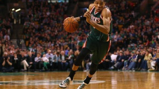 Υπογραφή στο νέο του συμβόλαιο έβαλε ο Αντετοκούνμπο.