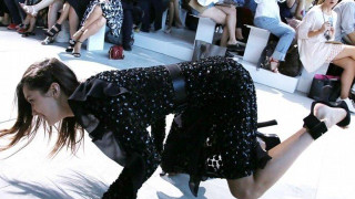 Σωριάστηκε στην     πασαρέλα η Μπέλα Χαντίντ (video)